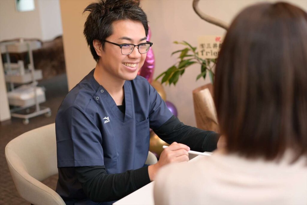 むらた鍼灸院N（美容鍼灸サロンN）の院長村田が問診やカウンセリングをしている写真